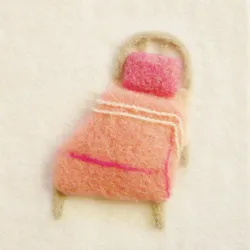 小学館「「美的」ベッドの羊毛フェルトイラスト