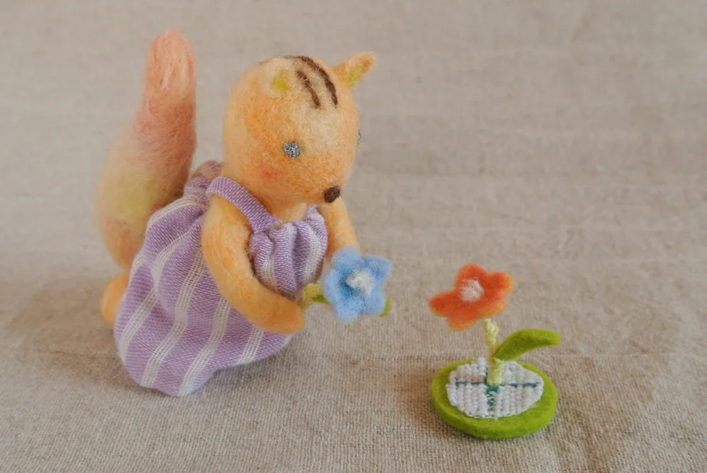 リスが花を摘んでいる羊毛フェルトの立体イラスト