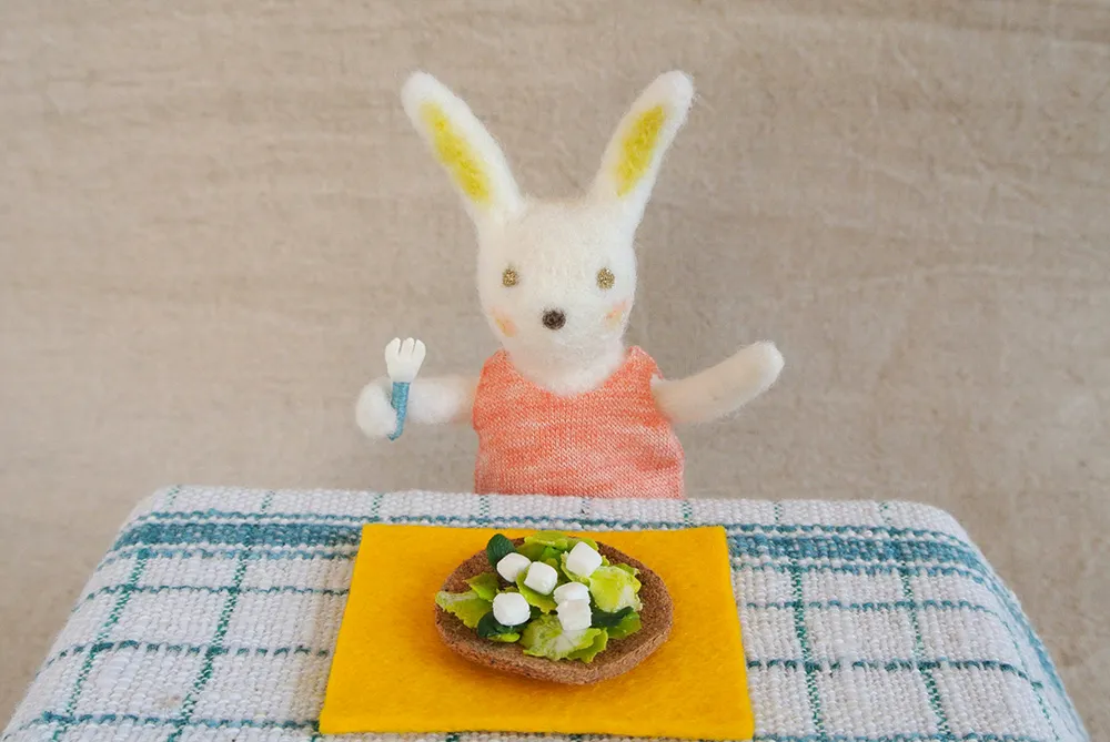 うさぎがサラダを食べている羊毛フェルトの立体イラスト