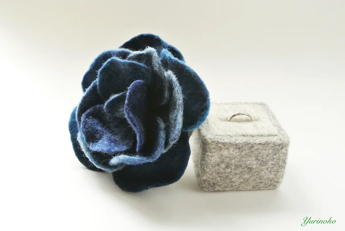 青い薔薇のフェルトの指輪ケース　
