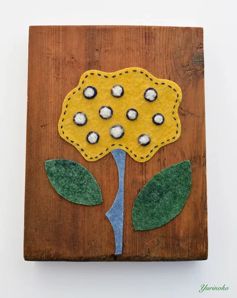 木の額のフェルトの花のアート作品
