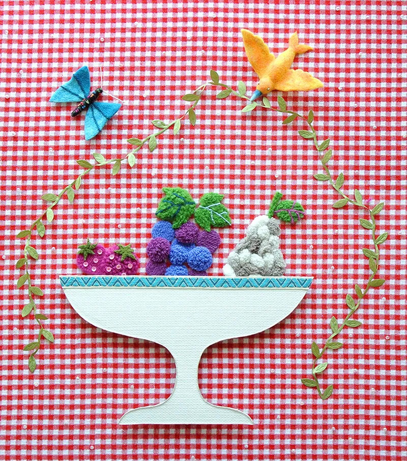 さらに盛ったフルーツと蝶や鳥のフェルトのイラスト