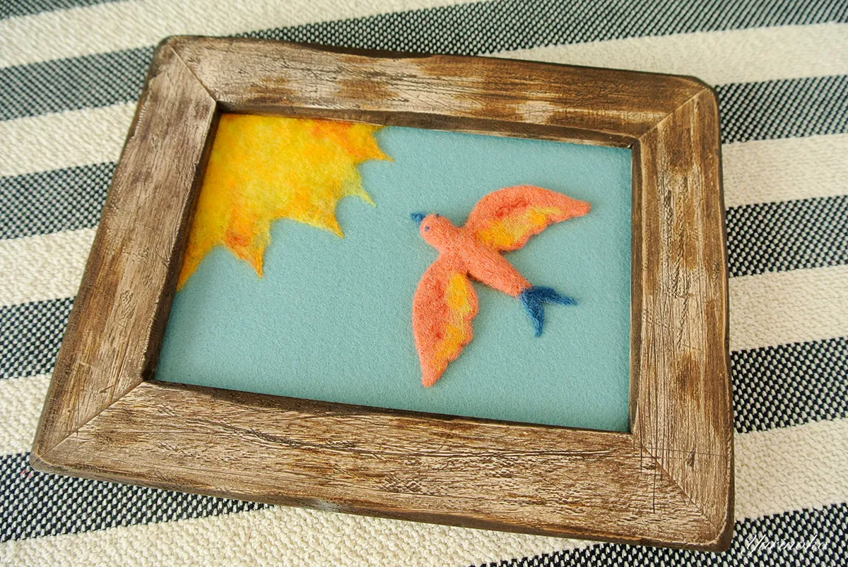 羊毛フェルトで出来た鳥と太陽の立体イラスト