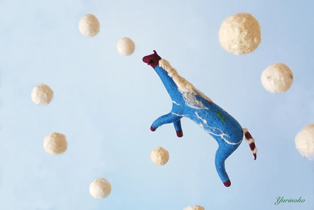 空を飛ぶ馬と雪の羊毛フェルトの立体作品